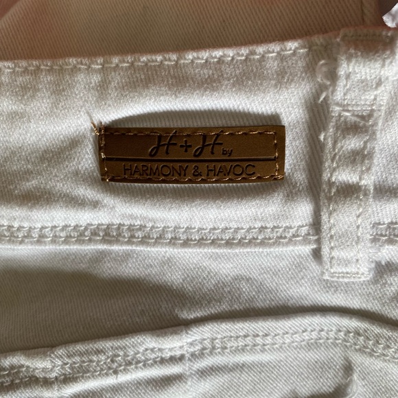 H&H by Harmony & Havoc
Size 8
Ladies White Capri Denim Jeans
Five pocket
Cuffed - Picture 3 of 5